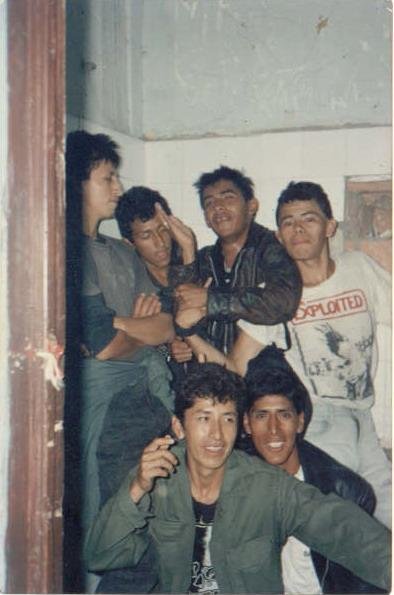 Subterráneos en la legendaria Peña Huascaran del jirón Camaná, en el concierto Lima se Muere de 1989. Están Yucatán, Chovi, Kike eutanasia, Chikidracula, el Dr. Fosforo y el Tombo Loco.